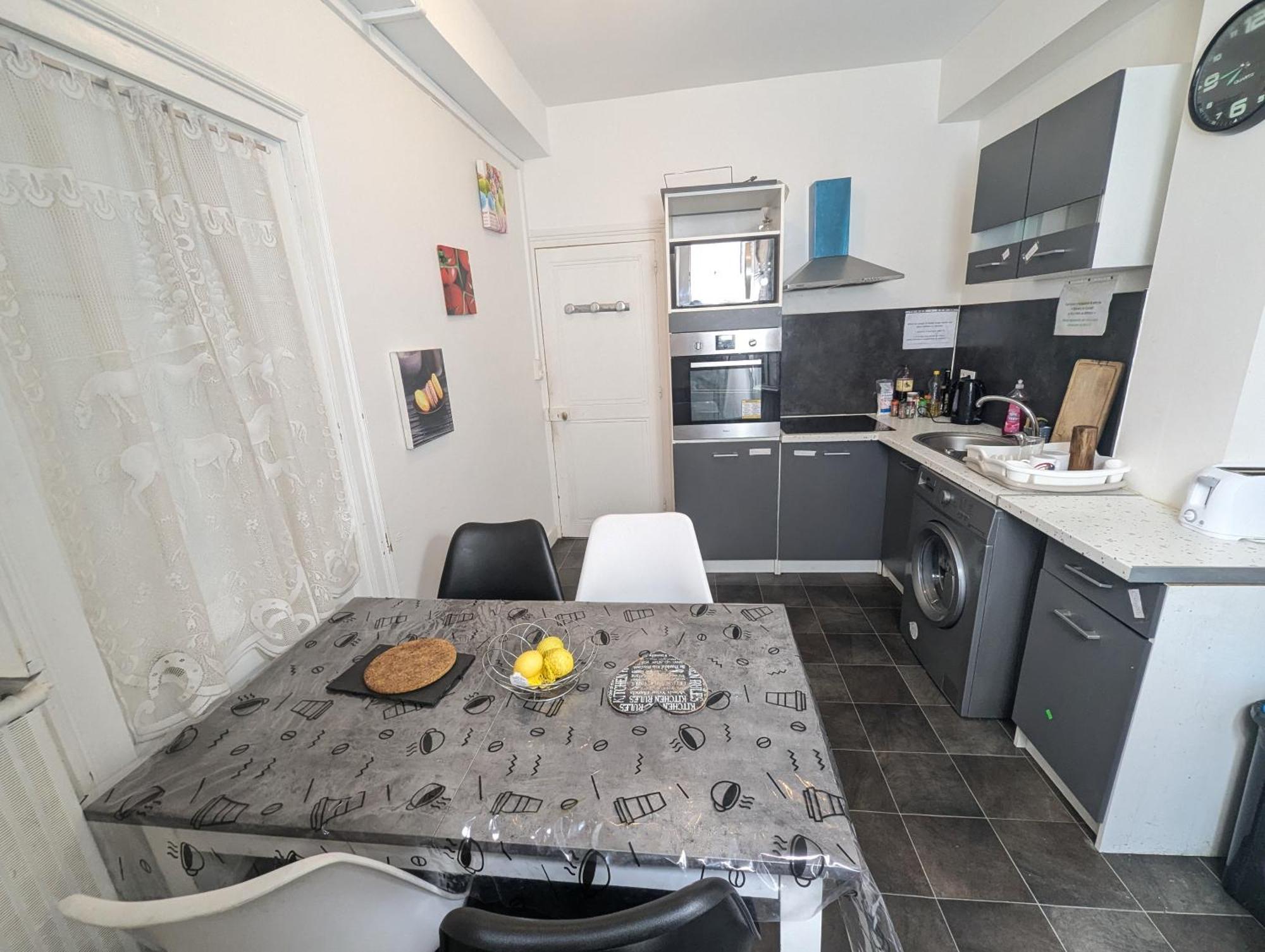 Chambres Poitiers Centre Ville - Salle De Bain, Refrigerateur, Tv Et Machine A Cafe Privatifs - Cuisine Commune - Terrasse - Hotel De Ville A 200M Luaran gambar