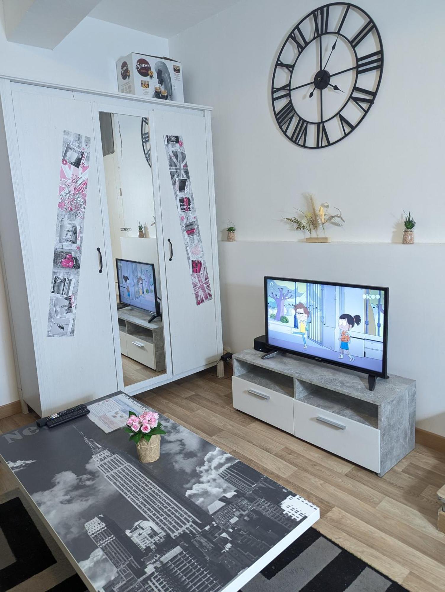 Chambres Poitiers Centre Ville - Salle De Bain, Refrigerateur, Tv Et Machine A Cafe Privatifs - Cuisine Commune - Terrasse - Hotel De Ville A 200M Luaran gambar